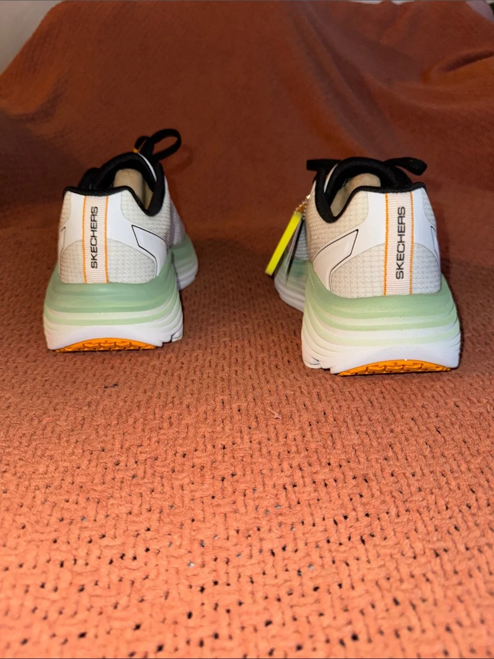 💚🖤🤍🧡Skechers White, Mint & Orange Max Cushion Platform Sneakers